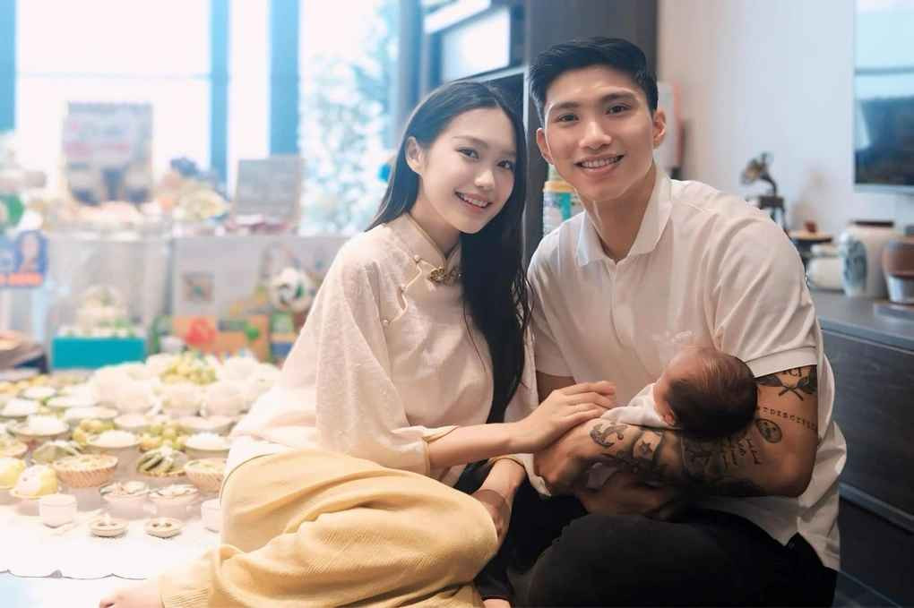 Đầu tháng 6, vợ chồng Đoàn Văn Hậu - Doãn Hải My bất ngờ khoe ảnh đầy tháng của con trai đầu lòng. Bé được đặt tên là Đoàn Minh Đăng, biệt danh ở nhà là Lúa.