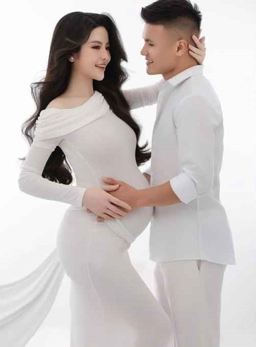 Vợ của Quang Hải có ngoại hình nổi bật và kinh doanh ngành hàng mỹ phẩm khá có tiếng trên mạng xã hội. Ở tuổi 24, cô sở hữu khối tài sản đáng mơ ước, thường xuyên diện trang phục, đồng hồ và túi xách hàng hiệu.