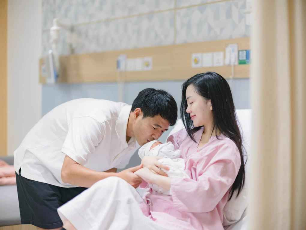 Hà Đức Chinh cũng vừa gia nhập hội "bố bỉm sữa". Hôm 16/7, anh chia sẻ khoảnh khắc ý nghĩa bên vợ, con và nhận được nhiều lời chúc mừng. Tiền đạo sinh năm 1997 chưa tiết lộ giới tính và tên của con. Bé có tên thân mật là Phin.