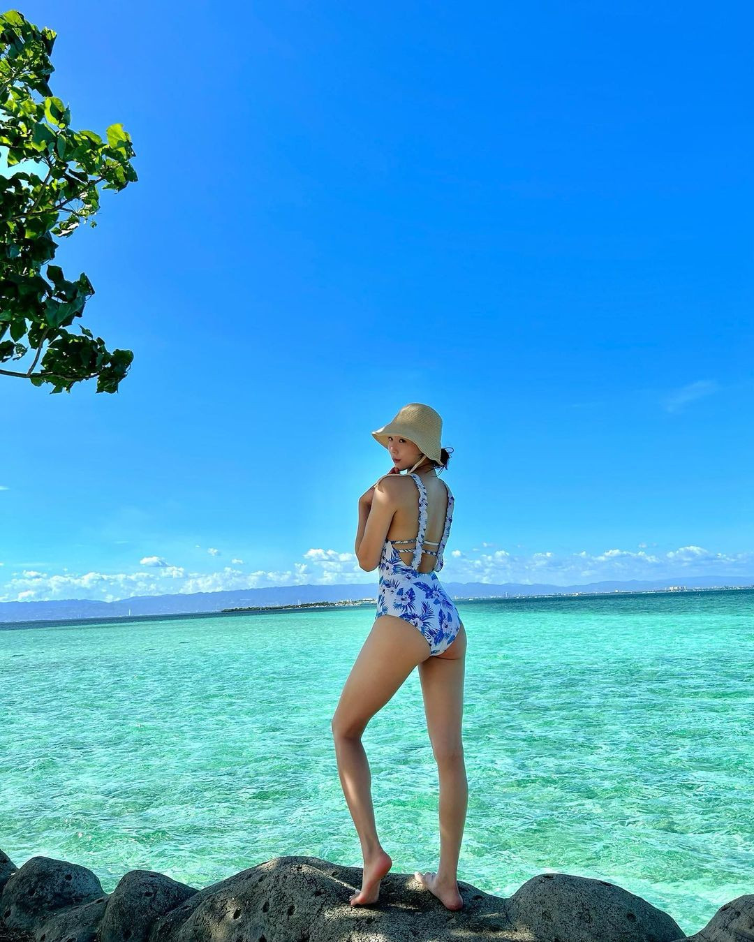 Không chỉ “gây bão” tại Hàn Quốc mà các quốc gia khu vực như Đài Loan cũng bị hấp dẫn bởi nữ giáo viên nóng bỏng này. Đã có những cuộc bình luận sôi nổi xoay quanh nhan sắc và thân hình quyến rũ của Lee Sohee: "Thân hình tuyệt vời nhưng cách lựa chọn trang phục không được phù hợp lắm nhỉ", "body thì cũng đẹp đấy nhưng nên ăn mặc kín đáo hơn".