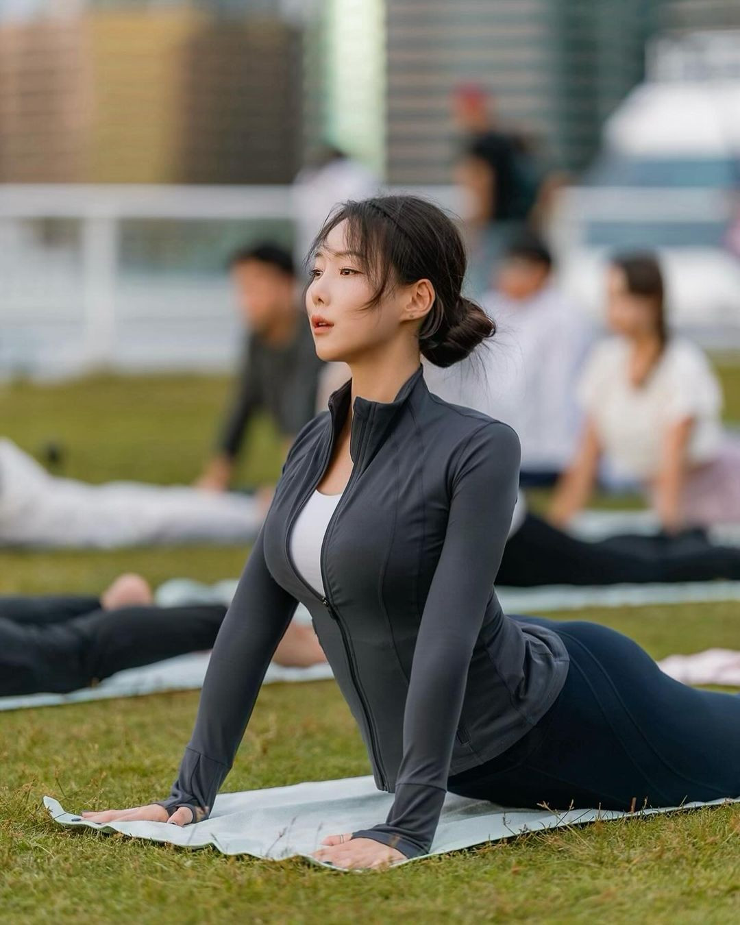 Lee Sohee từng vướng phải nhiều tranh cãi khi trong một số video hướng dẫn cô mặc bộ đồ yoga bó sát, áo cổ chữ V khoét sâu để lộ bộ ngực căng tròn như đang sắp rơi ra.