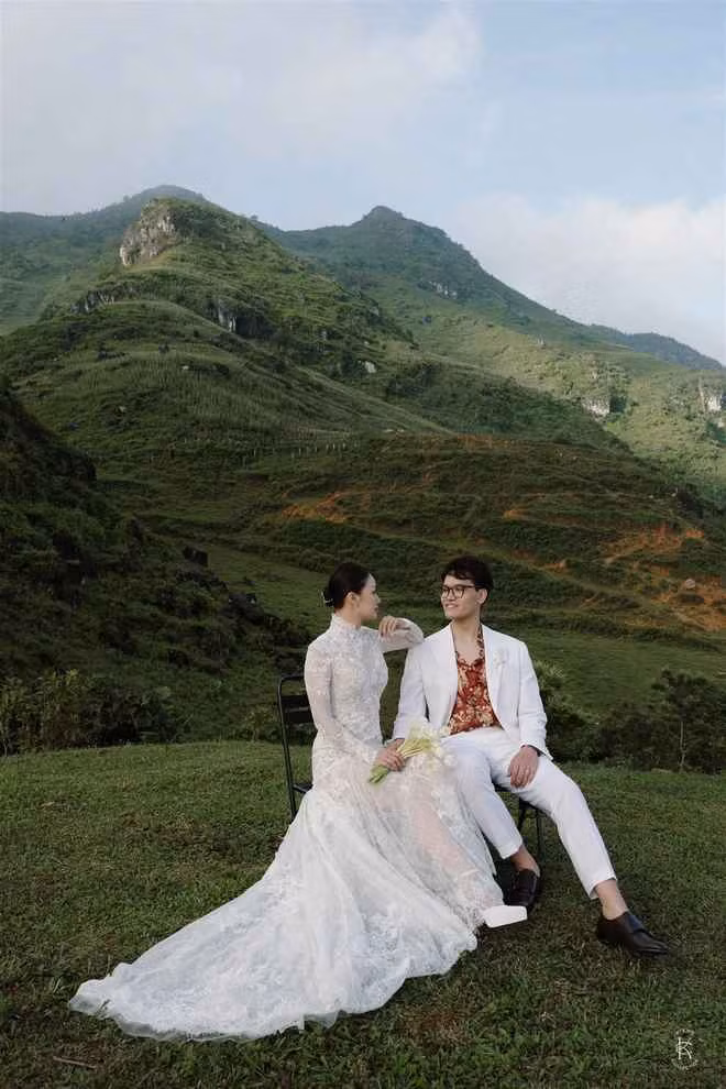 Được tổ chức đám cưới ở khung cảnh vừa lãng mạn vừa đặc biệt là điều cô gái nào cũng mong muốn. Với Phương Anh, khoảnh khắc vỡ oà nhất trong đám cưới là khi nhìn thấy chú rể mặc vest trắng đang đứng chờ, xung quanh là khung cảnh núi rừng hùng vĩ và ngập tràn hoa. Đó là khung cảnh mà cô mong chờ bấy lâu nên cô dâu phải chững lại mấy giây vì ngỡ đó là giấc mơ.