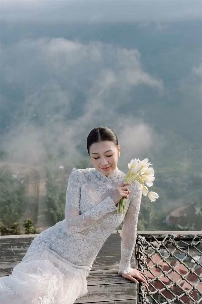 Được biết, Phương Anh và Bảo bắt đầu gặp nhau nhau từ năm 2022 và trải qua 2 năm tìm hiểu thì quyết định tiến đến kết hôn. Ấn tượng đầu tiên của cặp đôi đều trái ngược nhau khi cô nàng là người hướng ngoại, còn chồng lại hướng nội. Chính sự trái dấu và bù trừ này đã khiến cả hai nhanh “bắt sóng” và đi lâu dài được mới nhau.