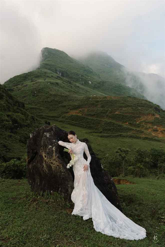 Bên dưới đoạn video chia sẻ về đám cưới, netizen bình luận ý kiến trái chiều khi lo ngại tổ chức đám cưới giữa núi rừng như vậy có thể không an toàn. Đặc biệt là khi khách mời vui chơi quá mức có thể ngã xuống bên dưới.