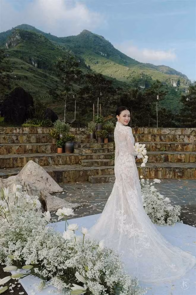 Tuy nhiên, cô dâu tiết lộ đã tính đến chuyện này khi lên kế hoạch tổ chức. Cô dâu cho biết phía resort đã chuẩn bị lưới chắn, các thiết bị an toàn xung quanh địa điểm nên khách mời không lo bị sẩy chân hay tai nạn.