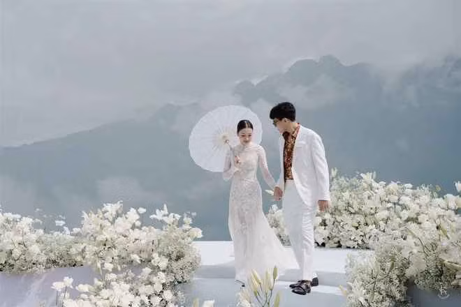 "Đám cưới trên mây" của cặp đôi Phương Anh (SN 1997, Nghệ An) và Vũ Bảo (SN 1996, Lạng Sơn) thời gian gần đây gây chú ý trên mạng bởi địa điểm tổ chức vô cùng độc đáo. Ảnh sử dụng trong bài: FBNV