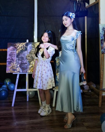 Bên dưới bài đăng, rất nhiều bình luận ví von nhan sắc cặp chị em Lọ Lem - Hạt Dẻ với những thiên thần, bởi cả hai đều sở hữu vẻ đẹp thanh thuần và tinh khôi.