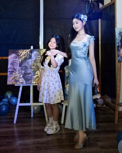 Bên dưới bài đăng, rất nhiều bình luận ví von nhan sắc cặp chị em Lọ Lem - Hạt Dẻ với những thiên thần, bởi cả hai đều sở hữu vẻ đẹp thanh thuần và tinh khôi.