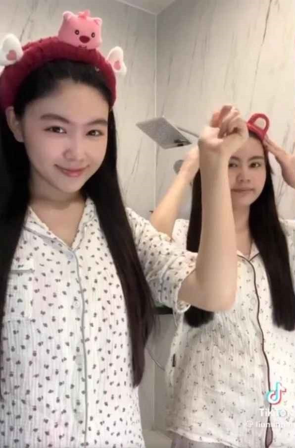 Theo đó, cô bé Lọ Lem (Mai Thảo Linh) gây ấn tượng với gương mặt thanh tú, đôi mắt tròn, sống mũi cao và làn da trắng mịn màng. Có thể thấy dù không sử dụng son phấn, 2 ái nữ nhà MC Quyền Linh vẫn cực kỳ thu hút nhờ vẻ đẹp tự nhiên.