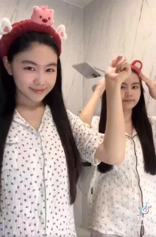 Theo đó, cô bé Lọ Lem (Mai Thảo Linh) gây ấn tượng với gương mặt thanh tú, đôi mắt tròn, sống mũi cao và làn da trắng mịn màng. Có thể thấy dù không sử dụng son phấn, 2 ái nữ nhà MC Quyền Linh vẫn cực kỳ thu hút nhờ vẻ đẹp tự nhiên.