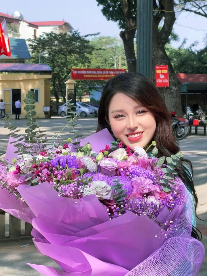 Cô nàng từng tâm sự: "Ở trường, mình là giáo viên, làm đúng trách nhiệm và có hình ảnh phù hợp. Nhưng khi ra ngoài, mình cũng là cô gái cá tính, có nhu cầu được thể hiện bản thân. Mình nghĩ không có gì sai nếu đăng những hình ảnh có phần thoải mái lên mạng".