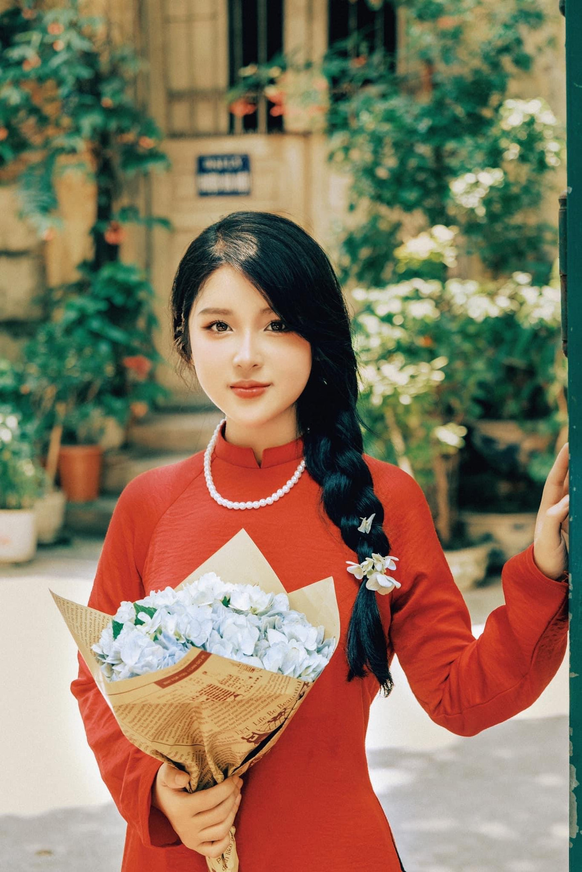 Vì là giáo viên nổi tiếng nên Thanh Nga cũng bị săm soi từng hành động nhỏ nhất khi đi dạy. Như một lần, trong clip đạt được 1,8 triệu view trên trang cá nhân, cô giáo Vật lý nổi tiếng cõi mạng ăn mặc rất kín đáo nhưng vẫn bị chê là "mặc đồ đi dạy như đi tiệc đám cưới". Trước những bình luận này, nữ giáo viên chia sẻ: "Mình không biết phải sống như nào cho vừa lòng thiên hạ nữa".