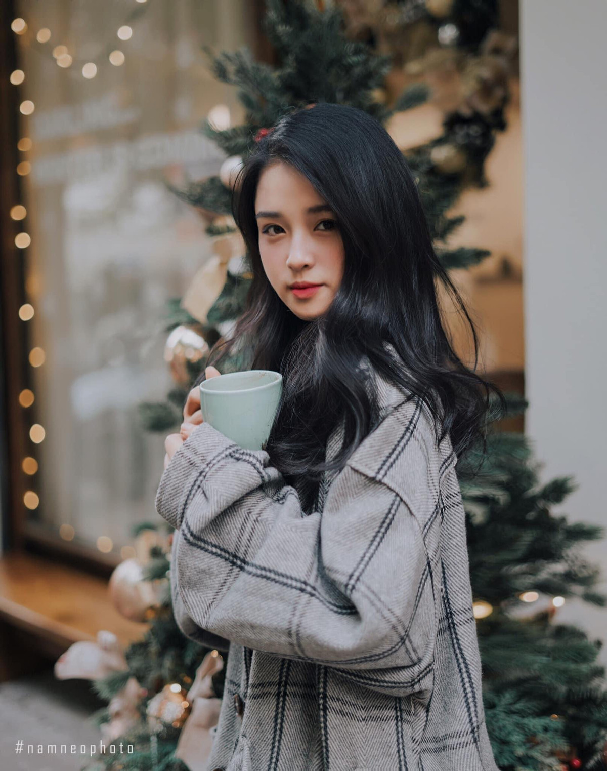 Khi đi dạy, cô giáo Thanh Nga thường diện những trang phục kín đáo và lịch sự. Thế nhưng khi "tắt vai", cô nàng cũng không ngại diện những trang phục hở hang, hay khoe ảnh chụp bikini trên trang cá nhân.