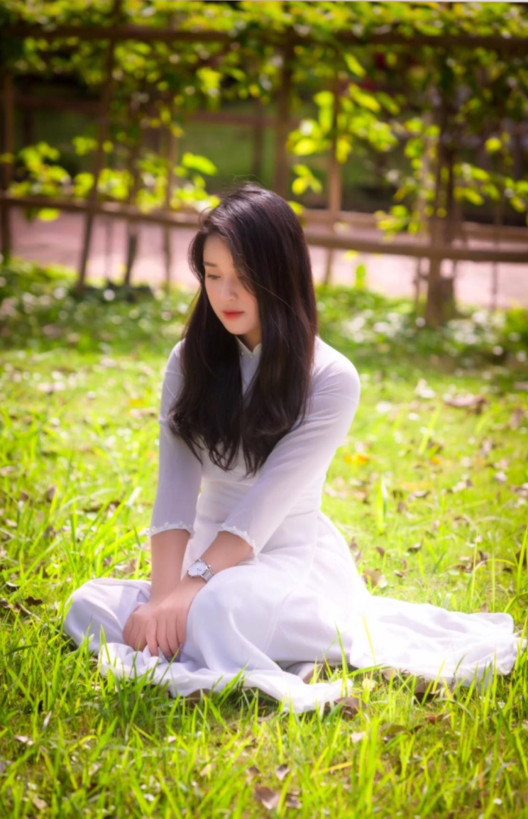 Cô giáo Vật lý tích cực xây dựng hình ảnh cá nhân trên mạng xã hội. Thanh Nga gây xuất hiện với những bộ ảnh nghệ thuật theo phong cách ngọt ngào.