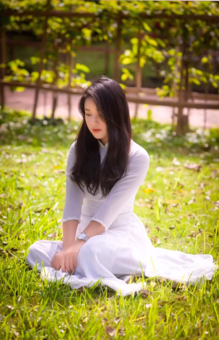 Cô giáo Vật lý tích cực xây dựng hình ảnh cá nhân trên mạng xã hội. Thanh Nga gây xuất hiện với những bộ ảnh nghệ thuật theo phong cách ngọt ngào.