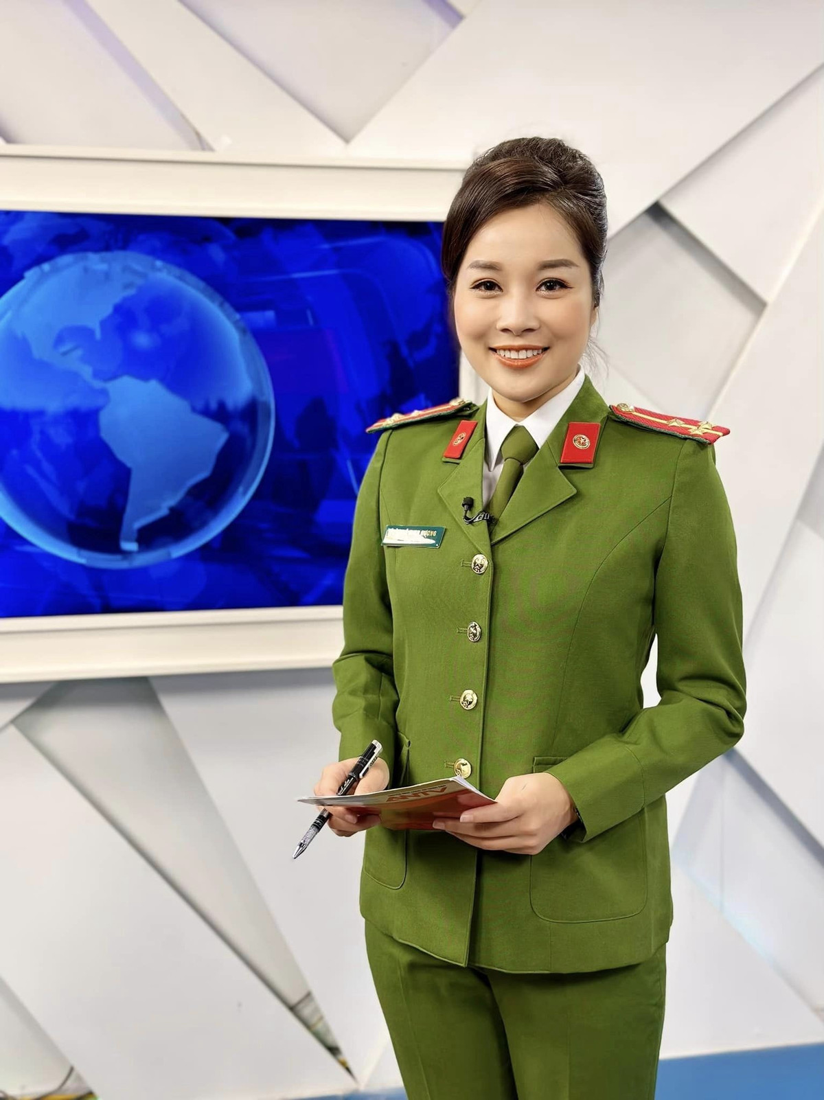 Dù sự nghiệp nghệ thuật phát triển khá thuận lợi, nhưng nàng nữ diễn viên Minh Hương vẫn rẽ hướng sang lĩnh vực truyền hình và đứng trong hàng ngũ của lực lượng Công an nhân dân (CAND).