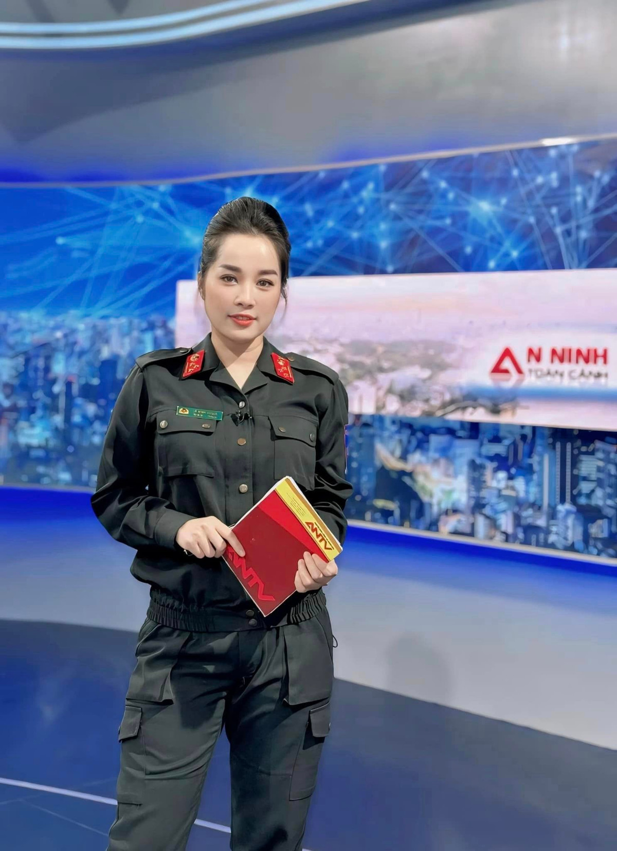 Bên cạnh sự nghiệp thành công, Minh Hương còn có cuộc sống hạnh phúc bên ông xã là kiến trúc sư và 2 con, 1 trai, 1 gái.