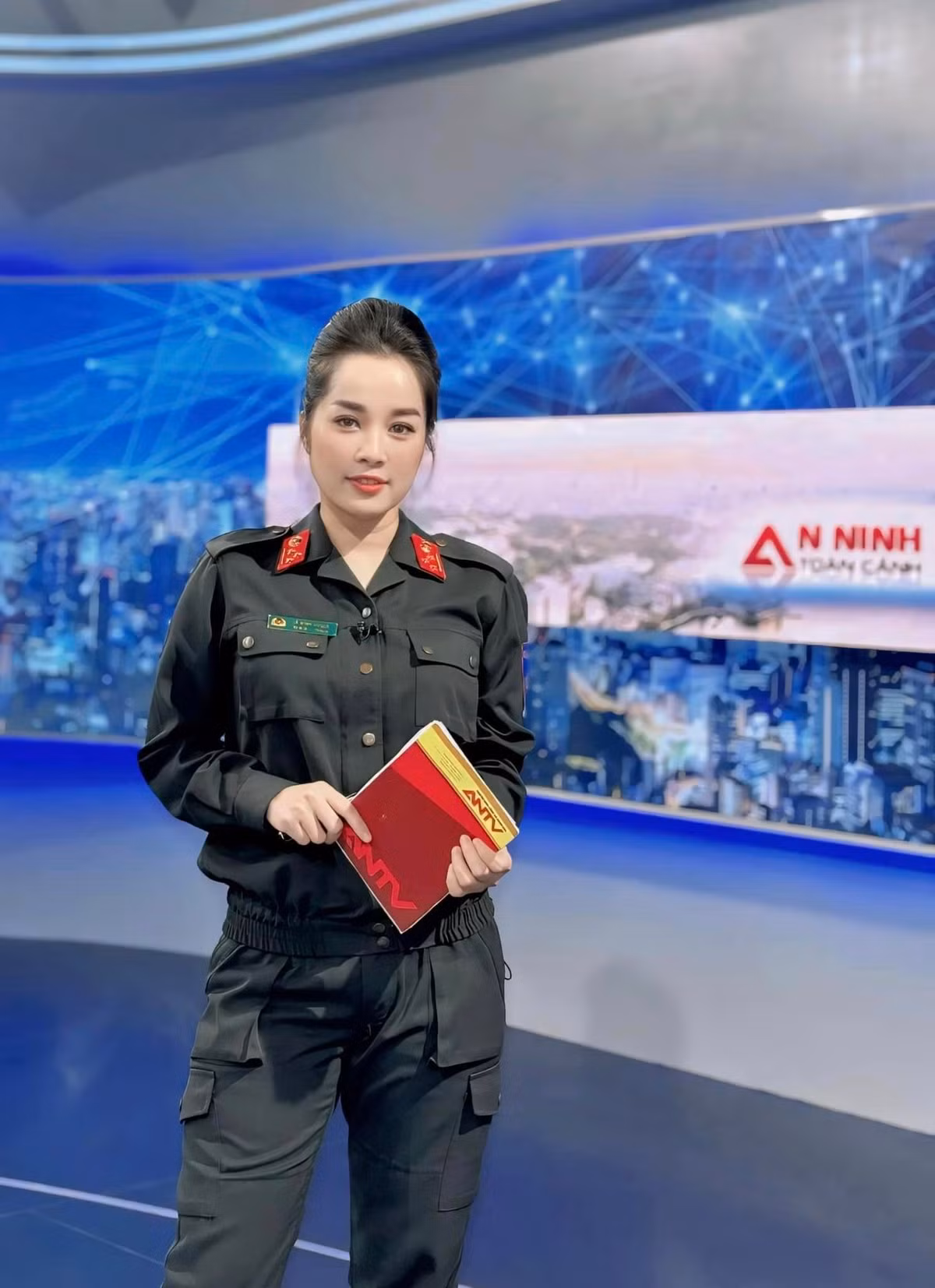 Bên cạnh sự nghiệp thành công, Minh Hương còn có cuộc sống hạnh phúc bên ông xã là kiến trúc sư và 2 con, 1 trai, 1 gái.