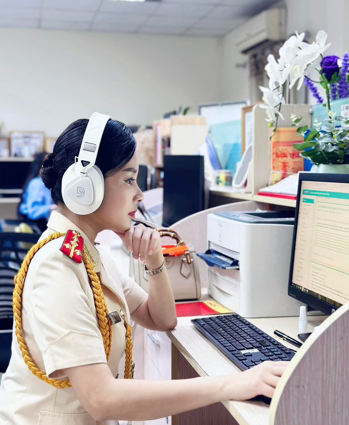 Lúc lên hình, Minh Hương luôn luôn chỉn chu, phong thái đĩnh đạc, cô gây ấn tượng với khán giả bằng giọng nói truyền cảm, trầm ấm.