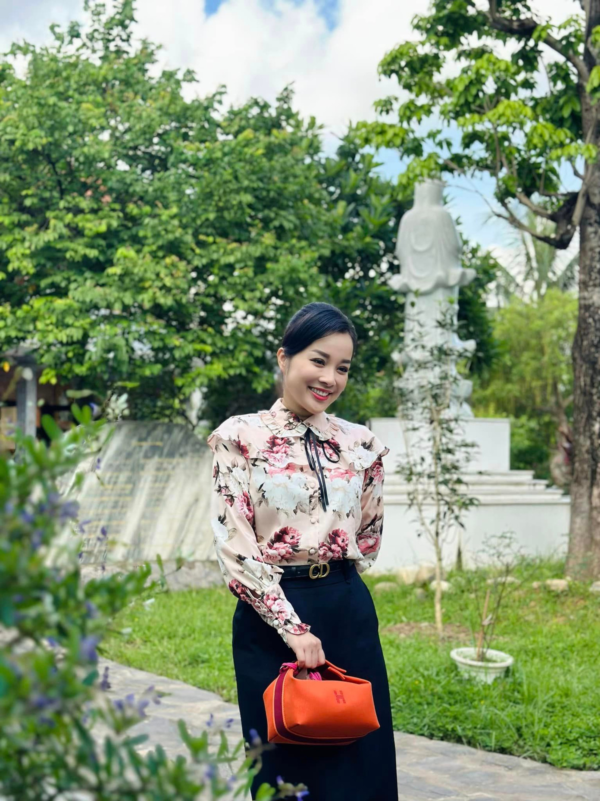 Lần gần đây nhất khi tái xuất với vai trò diễn viên, Minh Hương tham gia phim truyền hình Đội điều tra số 7.