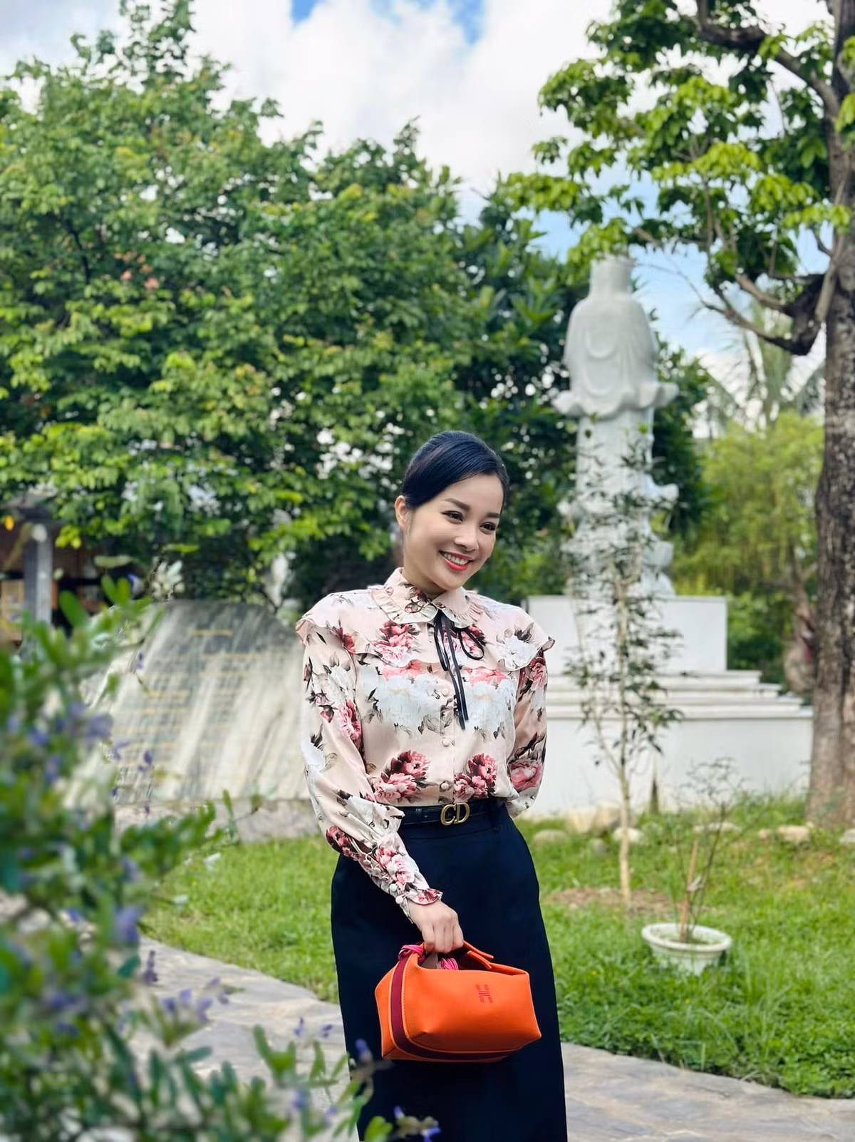 Lần gần đây nhất khi tái xuất với vai trò diễn viên, Minh Hương tham gia phim truyền hình Đội điều tra số 7.