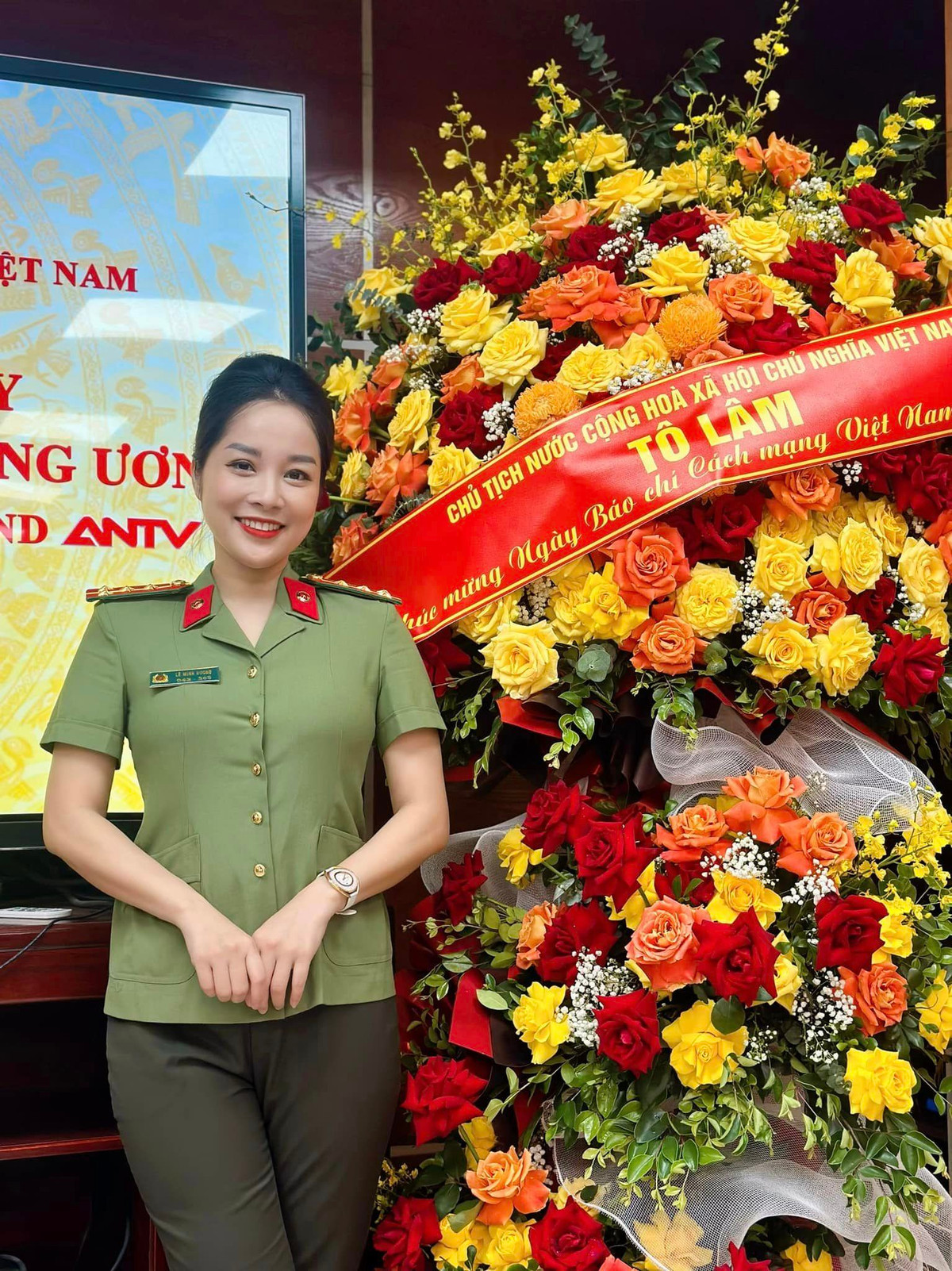 Hình ảnh Minh Hương trong bộ quân phục.