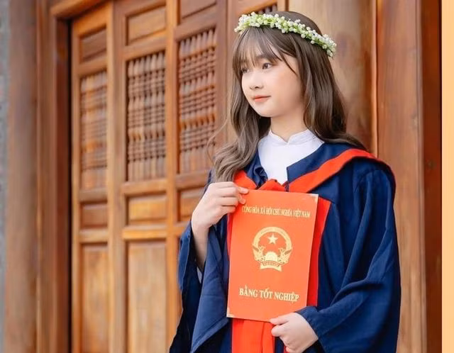 Dù mang trong mình căn bệnh hiểm nghèo, hoàn cảnh gia đình khó khăn song bằng ý chí quyết tâm không đầu hàng trước số phận, em đã vươn lên trở thành thủ khoa khối C của tỉnh Thái Bình với tổng điểm 28,5 (Ngữ văn 9,25; Lịch sử 9,75; Địa lý 9,5).