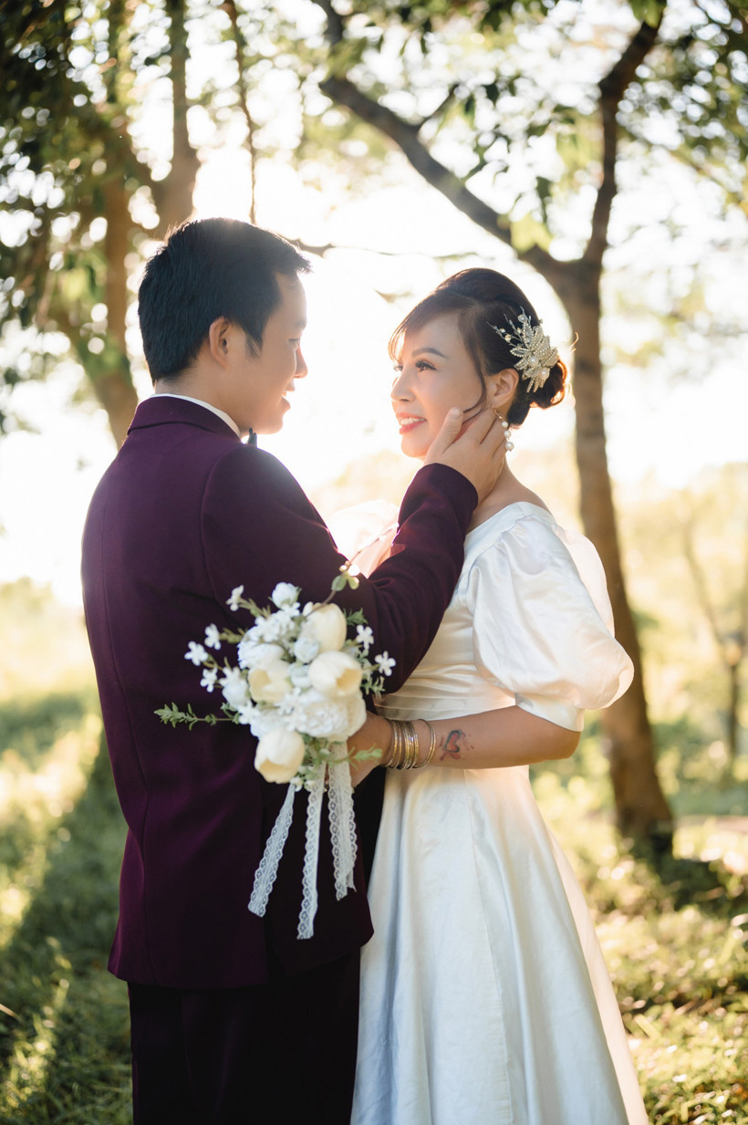 Từng gây xôn xao vào năm 2018, chuyện tình lệch tuổi của cặp đôi "cô dâu 62 tuổi" Thu Sao và chú rể trẻ Hoa Cương (quê Cao Bằng) đến giờ vẫn thu hút sự quan tâm đặc biệt của dân mạng. Hiện tại, nữ chính đã bước sang tuổi 68. Hơn kém nhau 36 tuổi, cuộc hôn nhân của họ khiến nhiều người tò mò. Ảnh sử dụng trong bài: FBNV