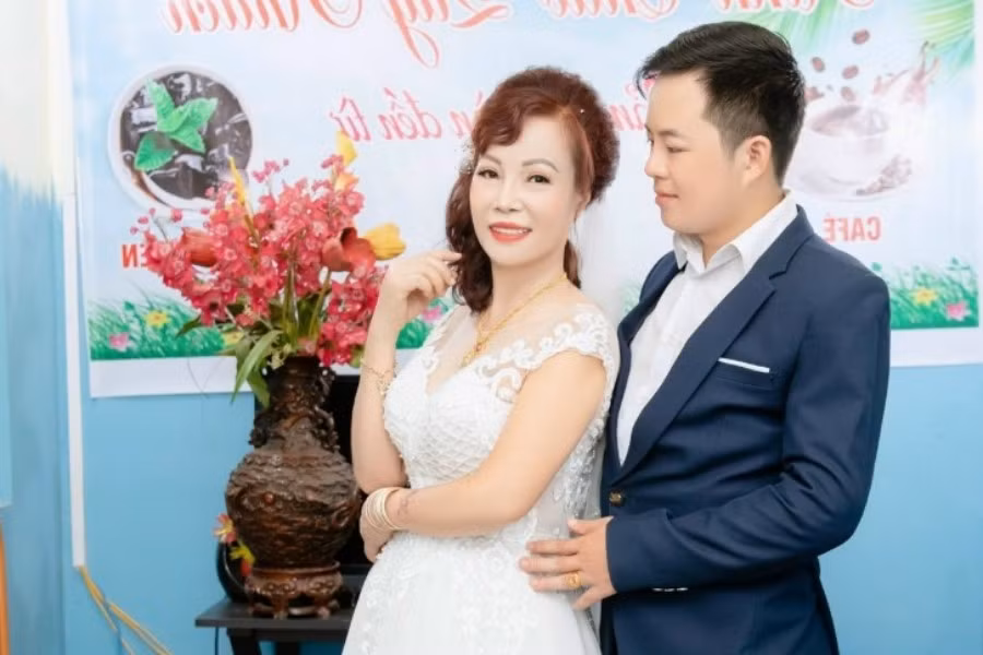 6 năm hôn nhân là từng ấy thời gian cặp đôi lệch tuổi này sống trong thị phi bủa vây. Dù có vô vàn tin đồn xung quanh, nhưng chưa từng xuất hiện tin đồn họ đổ vỡ.
