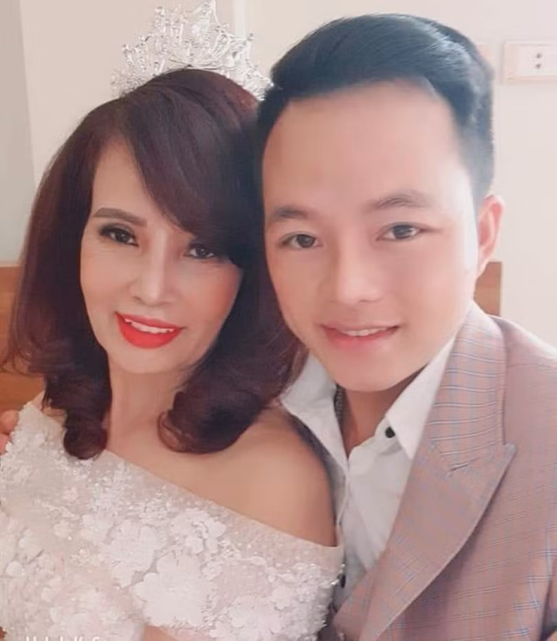 Hằng ngày, vợ chồng cô Sao phân công công việc. Khi có nhiều khách đến gội đầu, làm đẹp, vợ chồng chị cùng làm. Trong công việc bán hàng, người phụ nữ 68 tuổi phụ trách livestream giới thiệu sản phẩm, chồng sẽ phụ trách chốt đơn, đóng hàng. Những việc khác liên quan đến công nghệ hầu như do anh Hoa Cương đảm nhiệm.