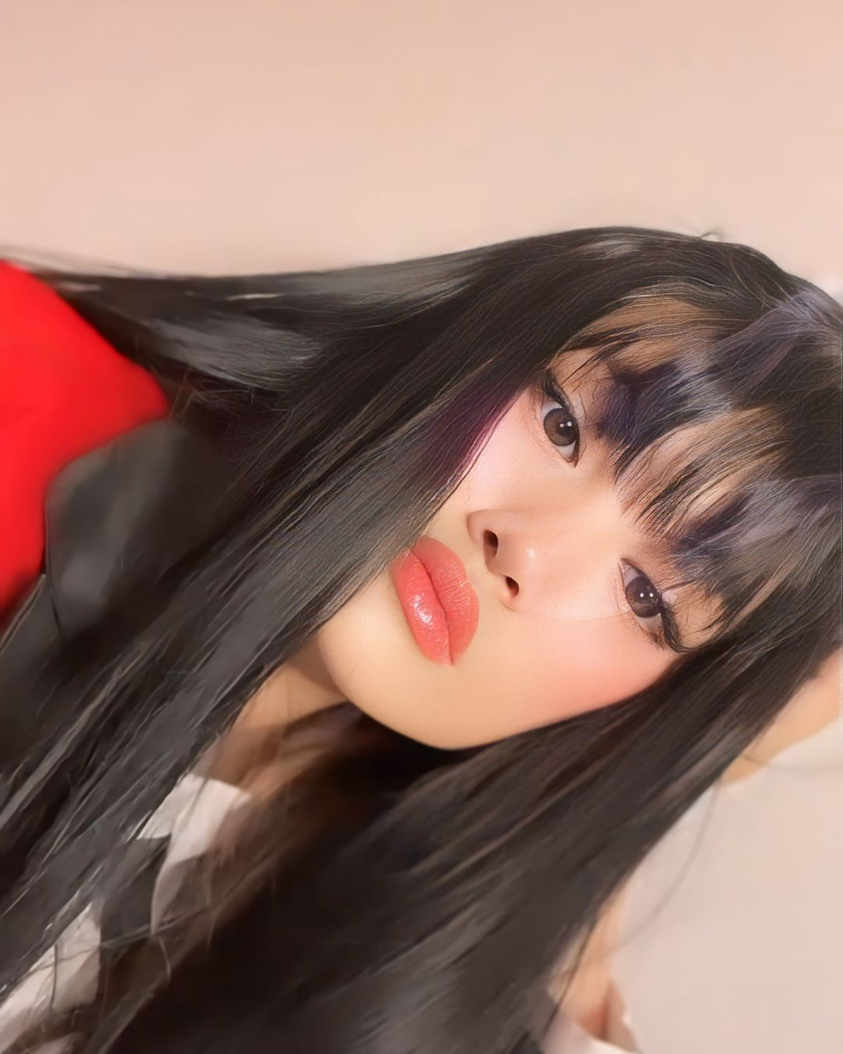 So với thời điểm mới nổi tiếng, cô nàng từng vướng vào tranh cãi đã phẫu thuật thẩm mỹ, cụ thể là nâng mũi. Tuy nhiên, cô nàng từng khẳng định mình yêu thích nét đẹp tự nhiên.