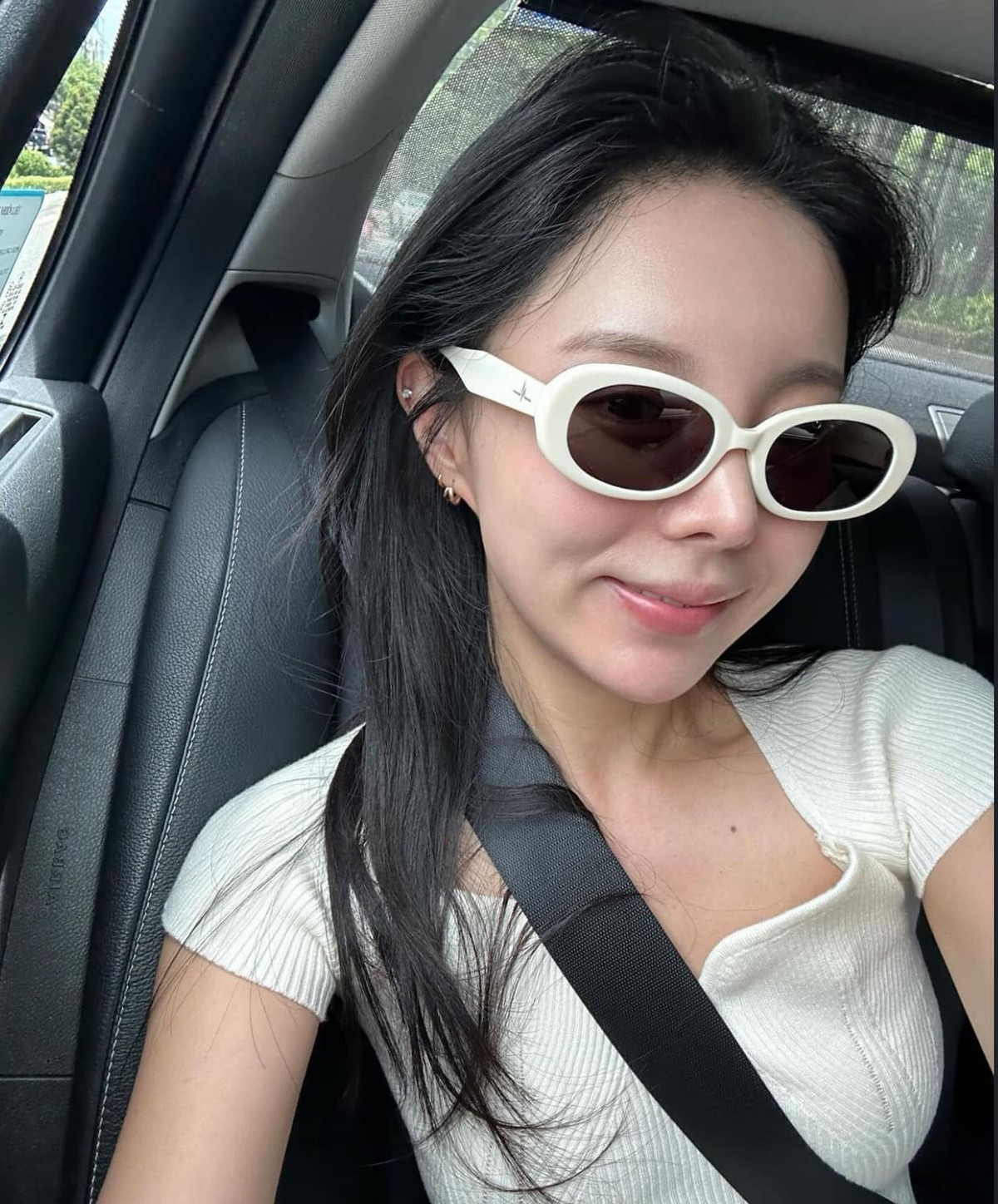 Cô nàng khi ở trên taxi di chuyển từ sân bay đến nơi nghỉ dưỡng.