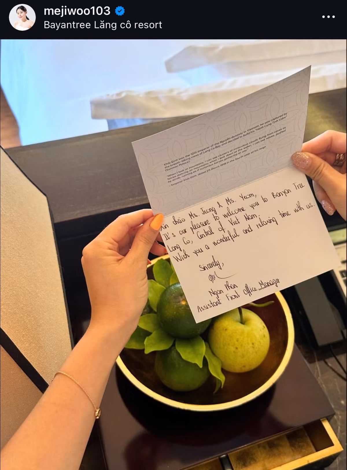 Cô nàng chia sẻ những hình ảnh được tự tay ghi lại trên đường đến resort, cùng sự đón tiếp chu đáo của nơi nghỉ dưỡng với tấm thiệp chào mừng viết tay của quản lý resort.
