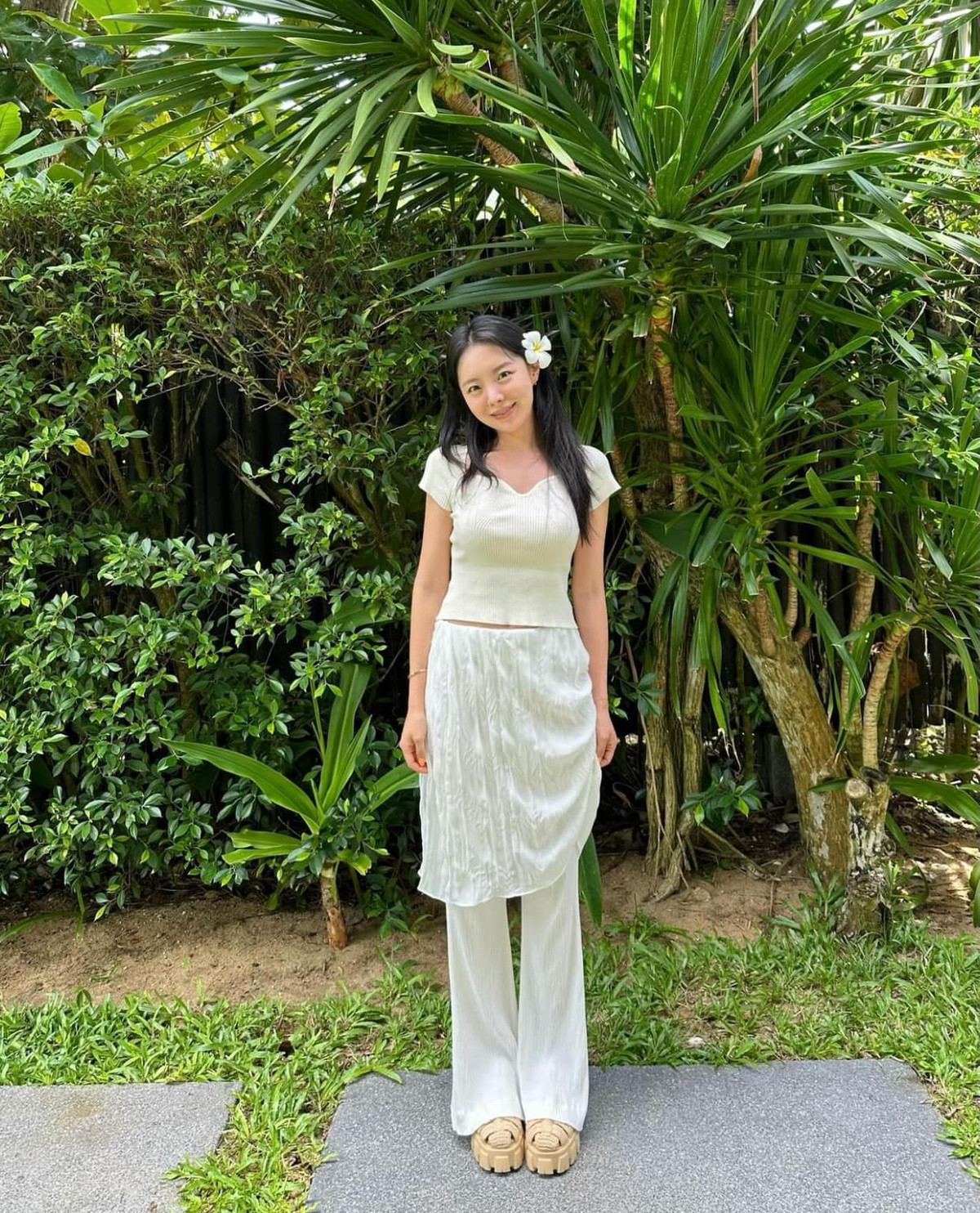 Không chỉ được biết đến với danh xưng chị gái của J-Hope, cô nàng cũng được mệnh danh là một "phú bà" khi sở hữu trung tâm mua sắm online của riêng mình, tự đặt tên là MeJiwoo. Cô nàng cũng cho ra mắt thương hiệu thời trang riêng vào năm 2020.