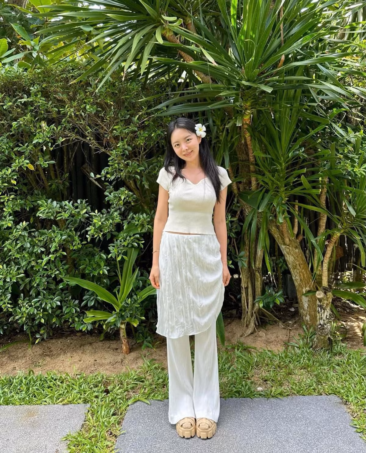 Không chỉ được biết đến với danh xưng chị gái của J-Hope, cô nàng cũng được mệnh danh là một "phú bà" khi sở hữu trung tâm mua sắm online của riêng mình, tự đặt tên là MeJiwoo. Cô nàng cũng cho ra mắt thương hiệu thời trang riêng vào năm 2020.