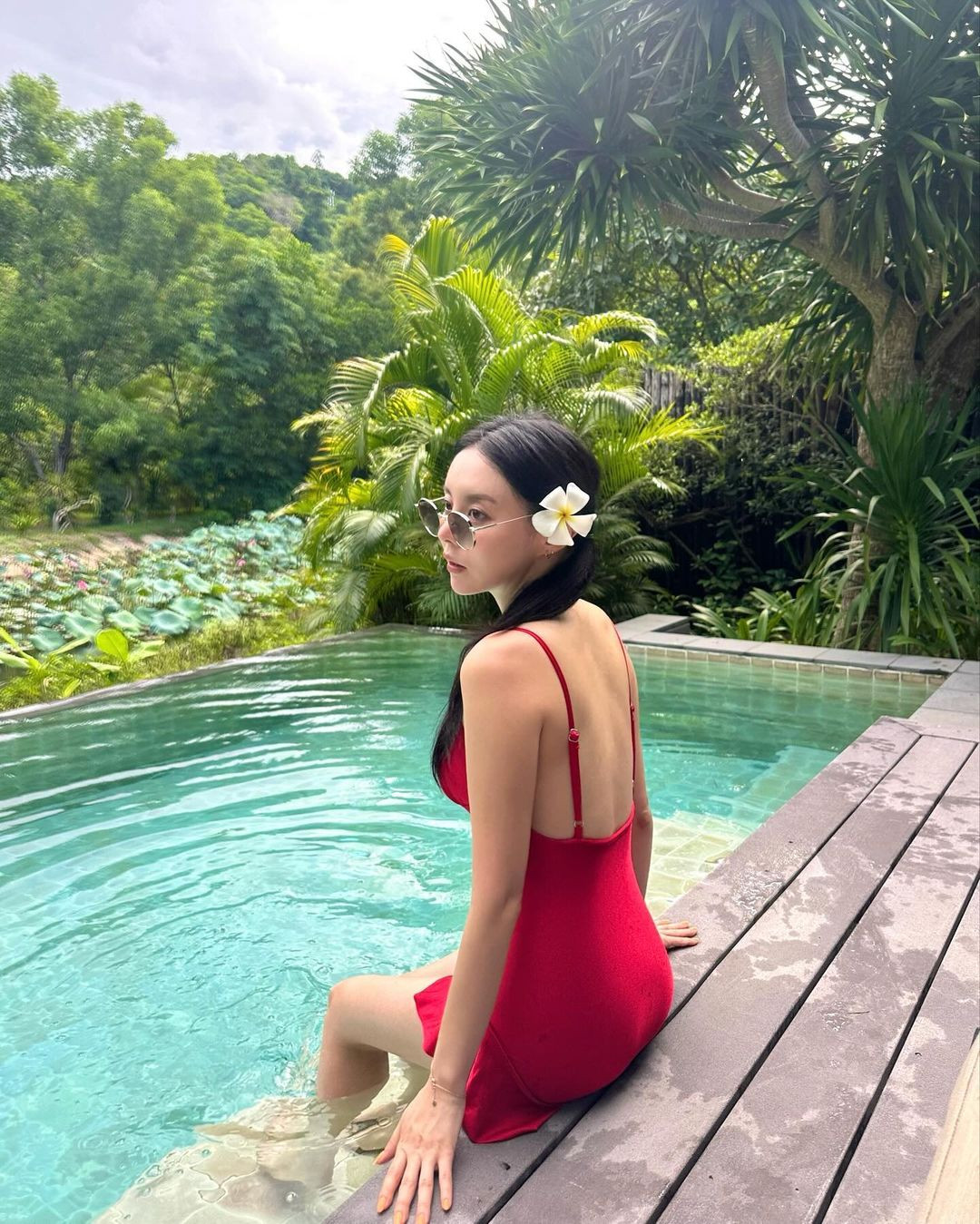 Jung Dawon lựa chọn chiếc bikini 1 mảnh màu đỏ, khoe vóc dáng cực nuột.