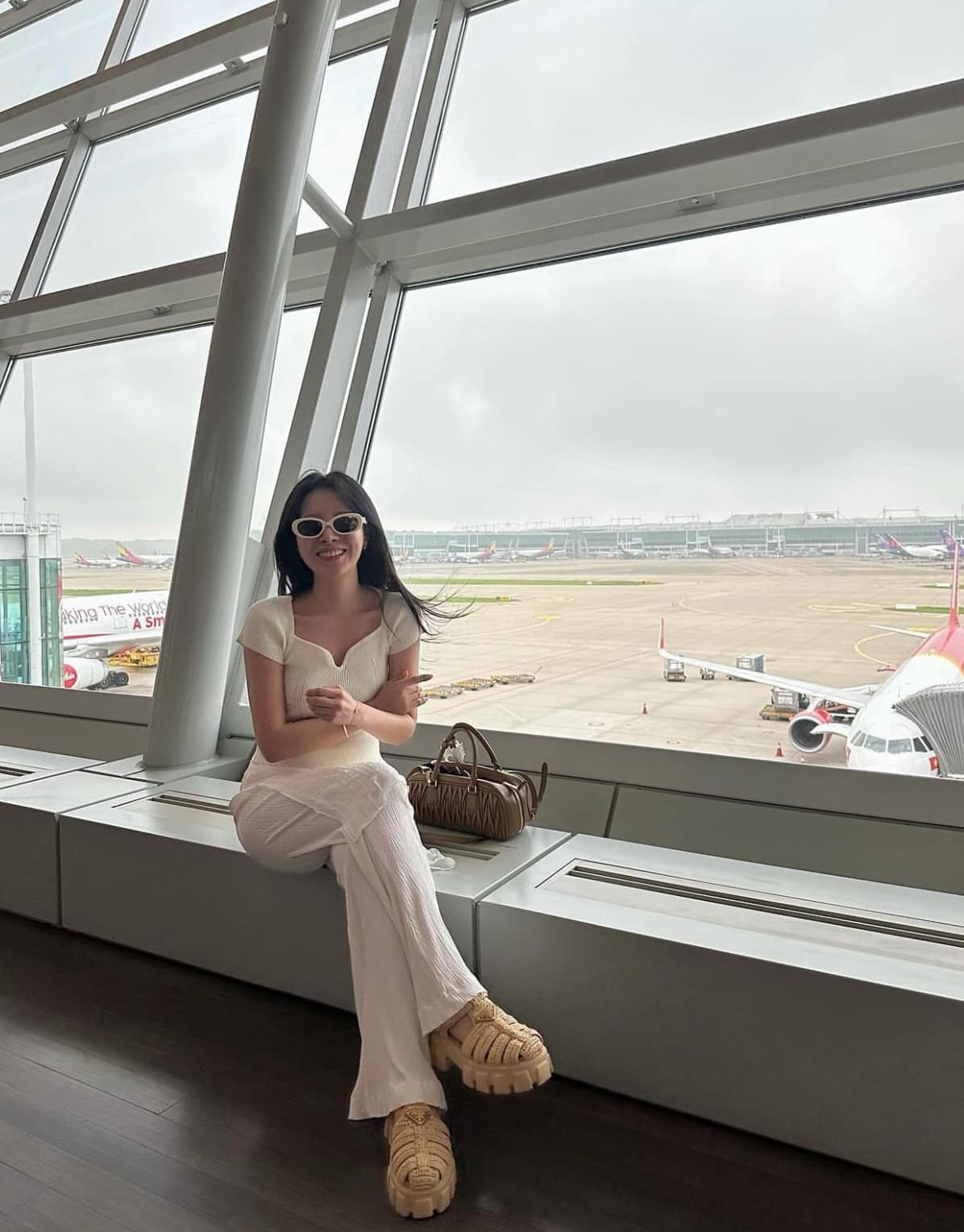 Có vẻ, Jung Dawon rất hào hứng với chuyến đi này khi liên tục cập nhật hình ảnh từ lúc vừa đáp sân bay.