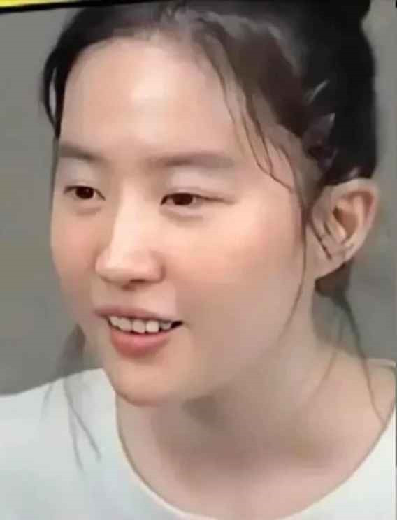 Mới đây, Lưu Diệc Phi lộ gương mặt mộc kém sắc đến ngỡ ngàng trong một buổi livestream.