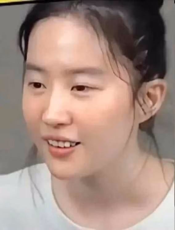 Mới đây, Lưu Diệc Phi lộ gương mặt mộc kém sắc đến ngỡ ngàng trong một buổi livestream.