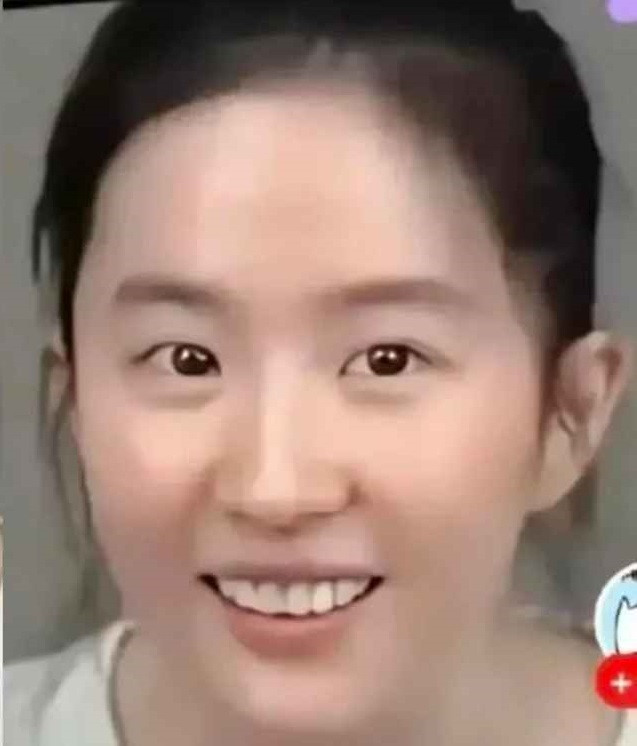 Rời xa lớp trang điểm, nhan sắc thật của "thần tiên tỷ tỷ" Lưu Diệc Phi gây ngỡ ngàng. Cô giảm sút đi khí chất rõ rệt.