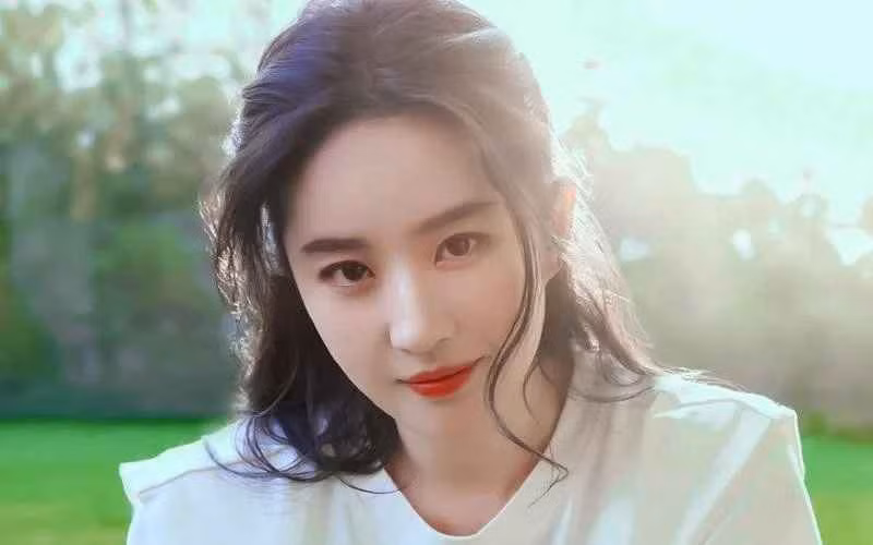 Gương mặt mộc khá khác biệt nhưng không khiến Lưu Diệc Phi thiếu đi sự tự tin. Cô vẫn thoải mái "trình làng" nhan sắc thật trên sóng livestream.