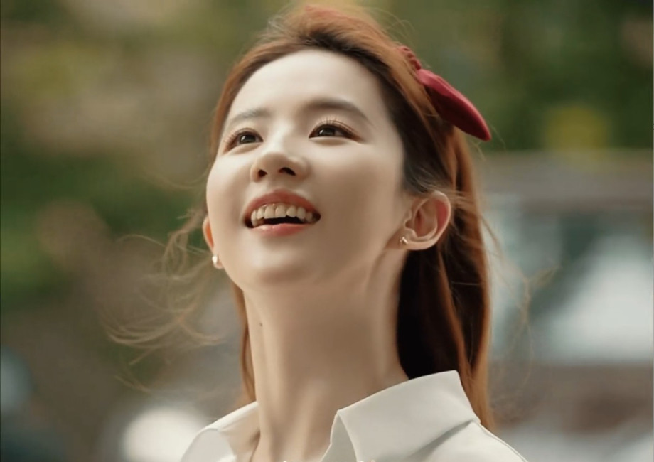 Lưu Diệc Phi để lộ đôi mắt sụp một mí, lờ đờ và thiếu đi sự thu hút. Không những vậy, khuyết điểm lớn nhất của nữ diễn viên còn nằm ở hàm răng chưa đồng đều, kích thước hơn lớn.