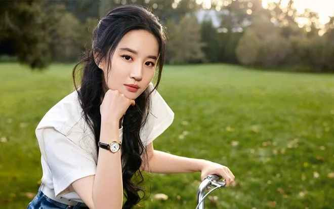 Dù vậy, Lưu Diệc Phi vẫn ghi điểm với làn da mịn màng, săn chắc, không có dấu hiệu chảy xệ hoặc không đều màu. Ở độ tuổi 36 như hiện tại, không phải ai cũng có thể giữ gìn và duy trì được làn da khoẻ khoắn này.