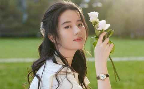 Đây được cho chính là nguyên nhân Lưu Diệc Phi rất ít khi cười sảng khoái. Cô luôn giữ gương mặt lạnh, thần thái sắc sảo và đôi khi chỉ cười mỉm.