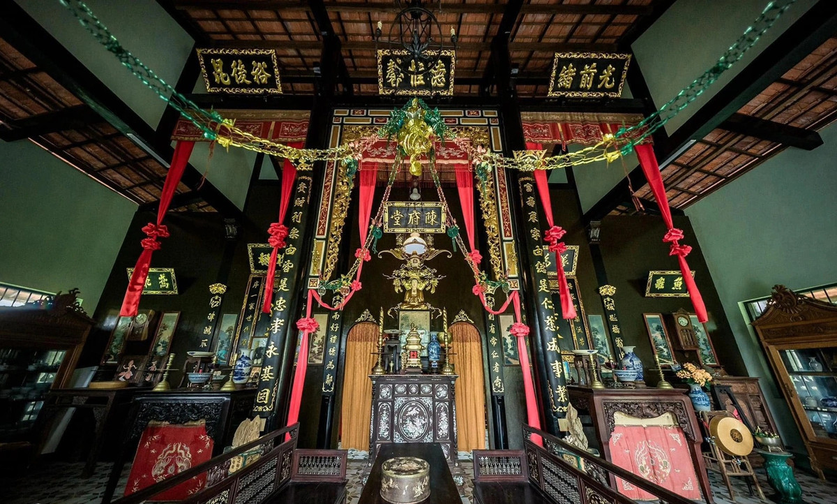 Chú rể Hữu Phú đã lên ý tưởng và sưu tầm các vật dụng chuẩn bị cho đám cưới từ năm 2023. Anh tốn 2,5 tháng để trang trí không gian hôn lễ độc đáo. Khu vực lễ đường treo dây môn, sắc kỹ, nhờ các nghệ nhân cắm hoa kiểu đuôi công.