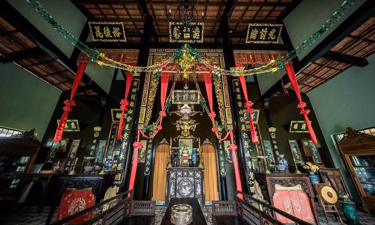 Chú rể Hữu Phú đã lên ý tưởng và sưu tầm các vật dụng chuẩn bị cho đám cưới từ năm 2023. Anh tốn 2,5 tháng để trang trí không gian hôn lễ độc đáo. Khu vực lễ đường treo dây môn, sắc kỹ, nhờ các nghệ nhân cắm hoa kiểu đuôi công.