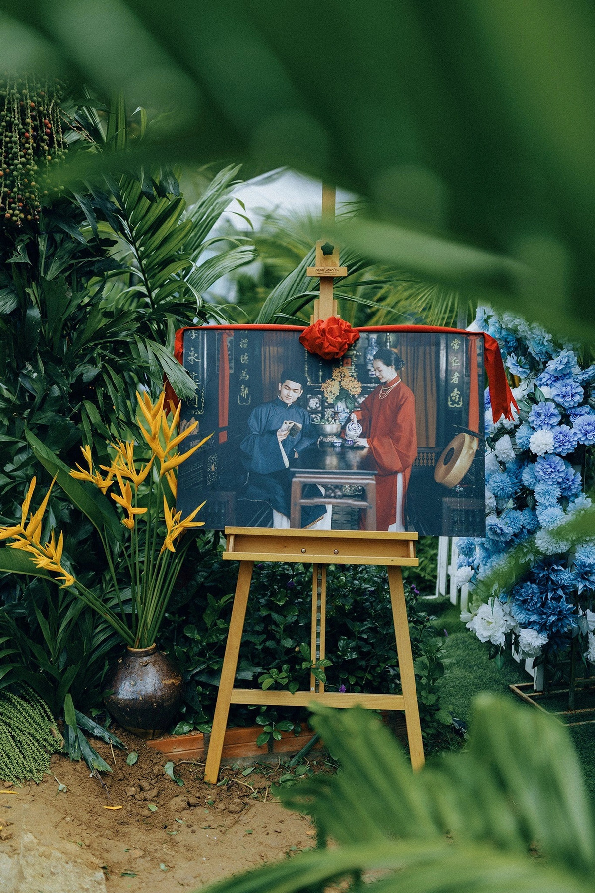 Ảnh cưới để cổng cũng được cặp đôi chụp theo phong cách xưa.