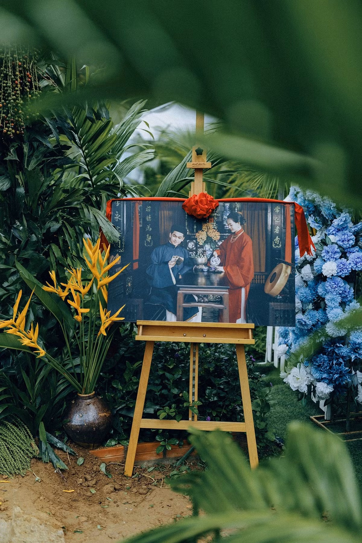 Ảnh cưới để cổng cũng được cặp đôi chụp theo phong cách xưa.