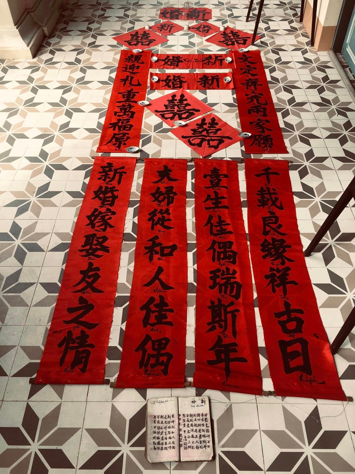 Hữu Phú chia sẻ, để tổ chức đám cưới theo phong cách truyền thống, cần có sự say mê, am hiểu văn hóa xưa chứ không chỉ là sự yêu thích nhất thời. Anh tự viết câu đối trên vải đỏ bằng mực tàu pha với keo da trâu để không loang. Các câu đối được anh lấy từ trong sách của ông bà để lại, có ý nghĩa về ngày cưới, chúc phúc cho cặp vợ chồng.