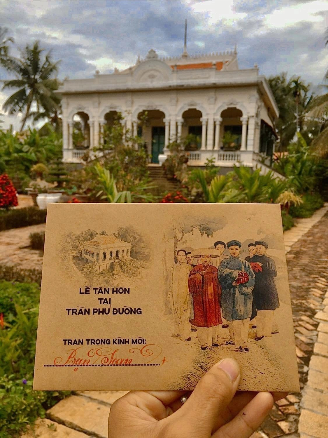 Ngoài ra, chàng trai Bến Tre còn nhờ người cháu thiết kế giúp thiệp cưới theo ý tưởng của mình rồi lên TPHCM in ấn. Anh tự tay nắn nón viết từng tấm thiệp cưới bằng bút mực ngòi lá tre, gửi đến người nhận.